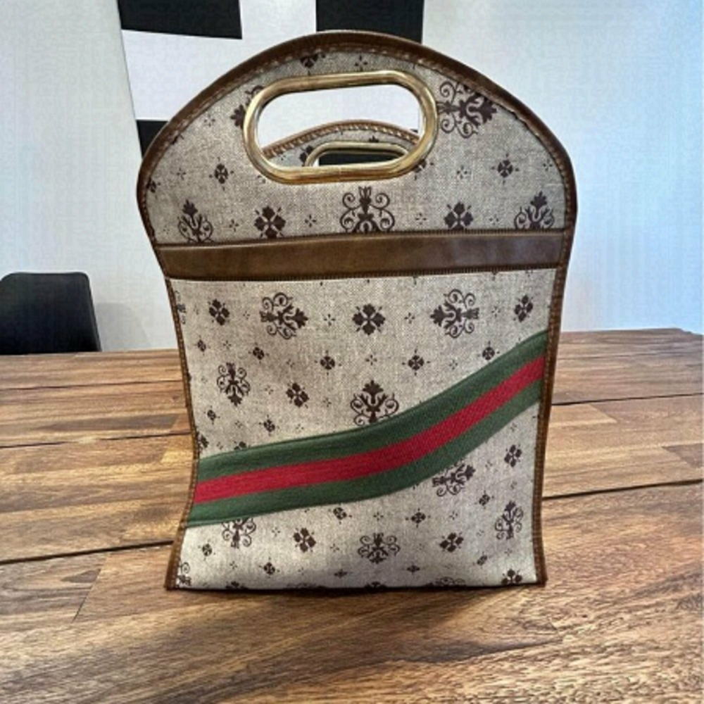 Vintage handbag. Easy to wipe to maintain. Unique piece. Holds a lot.